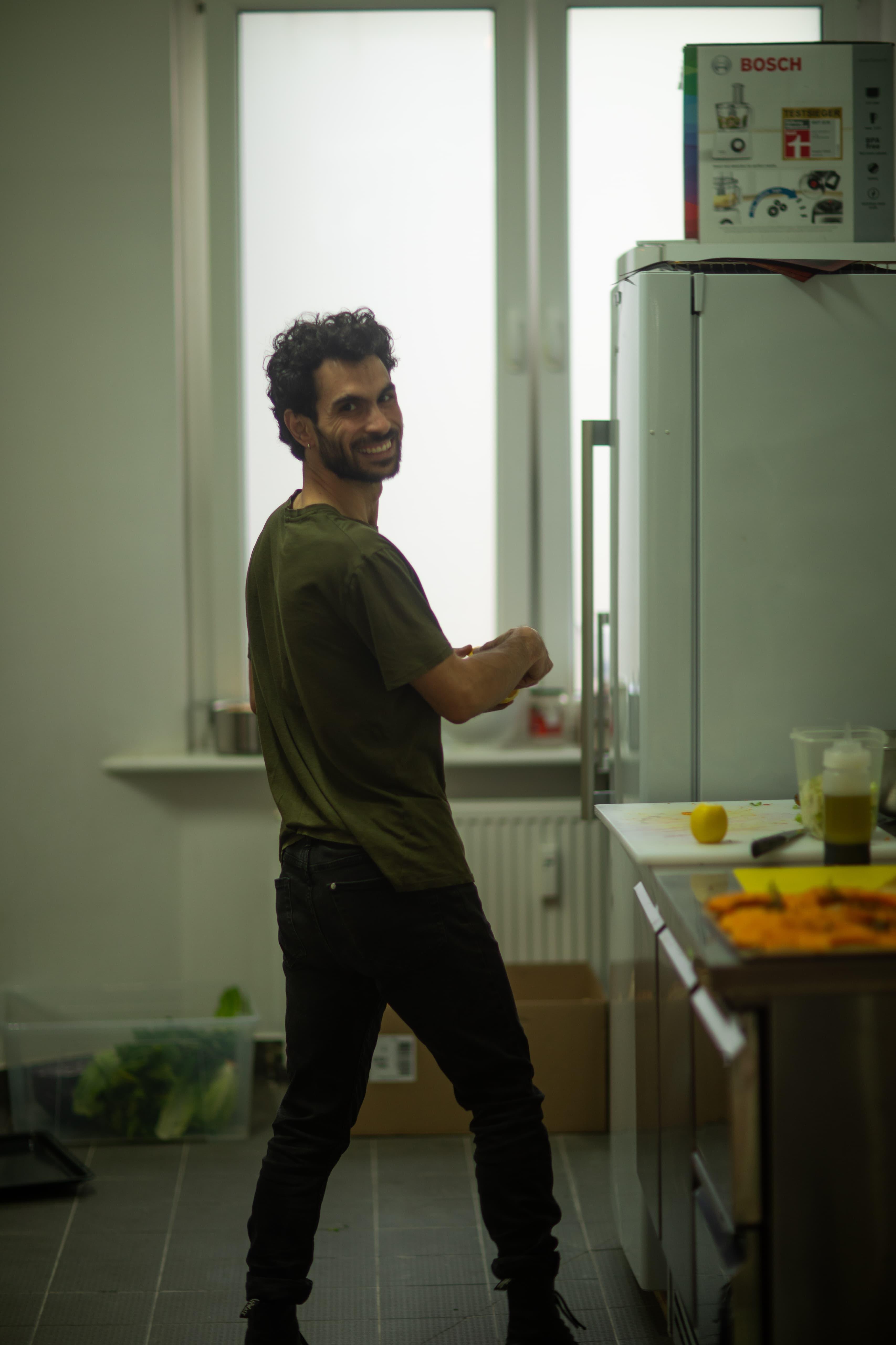 Gründer von Café Zeitouna in der Küche