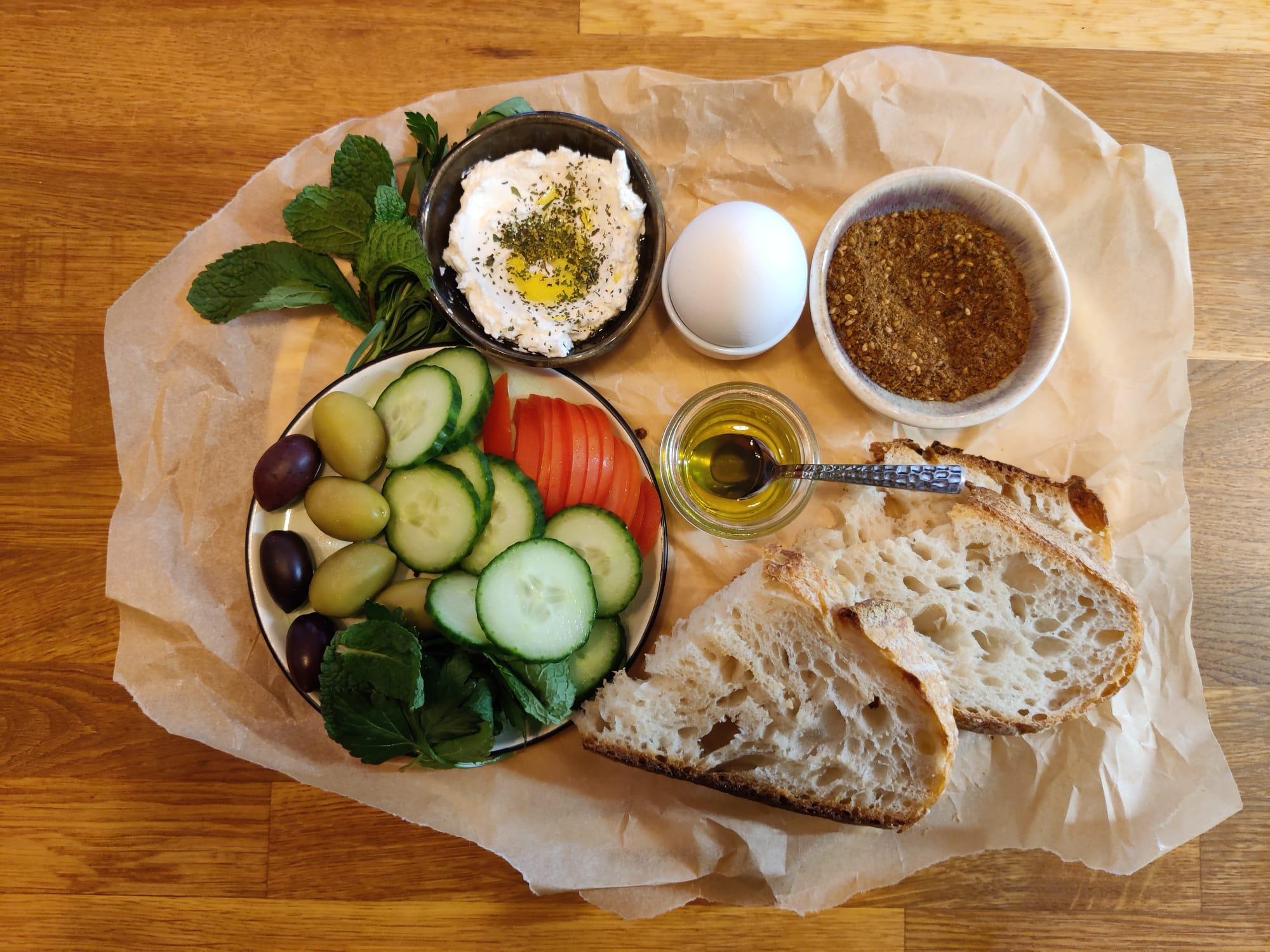 Brunch-Teller mit Labneh, Brot und frischem Gemüse