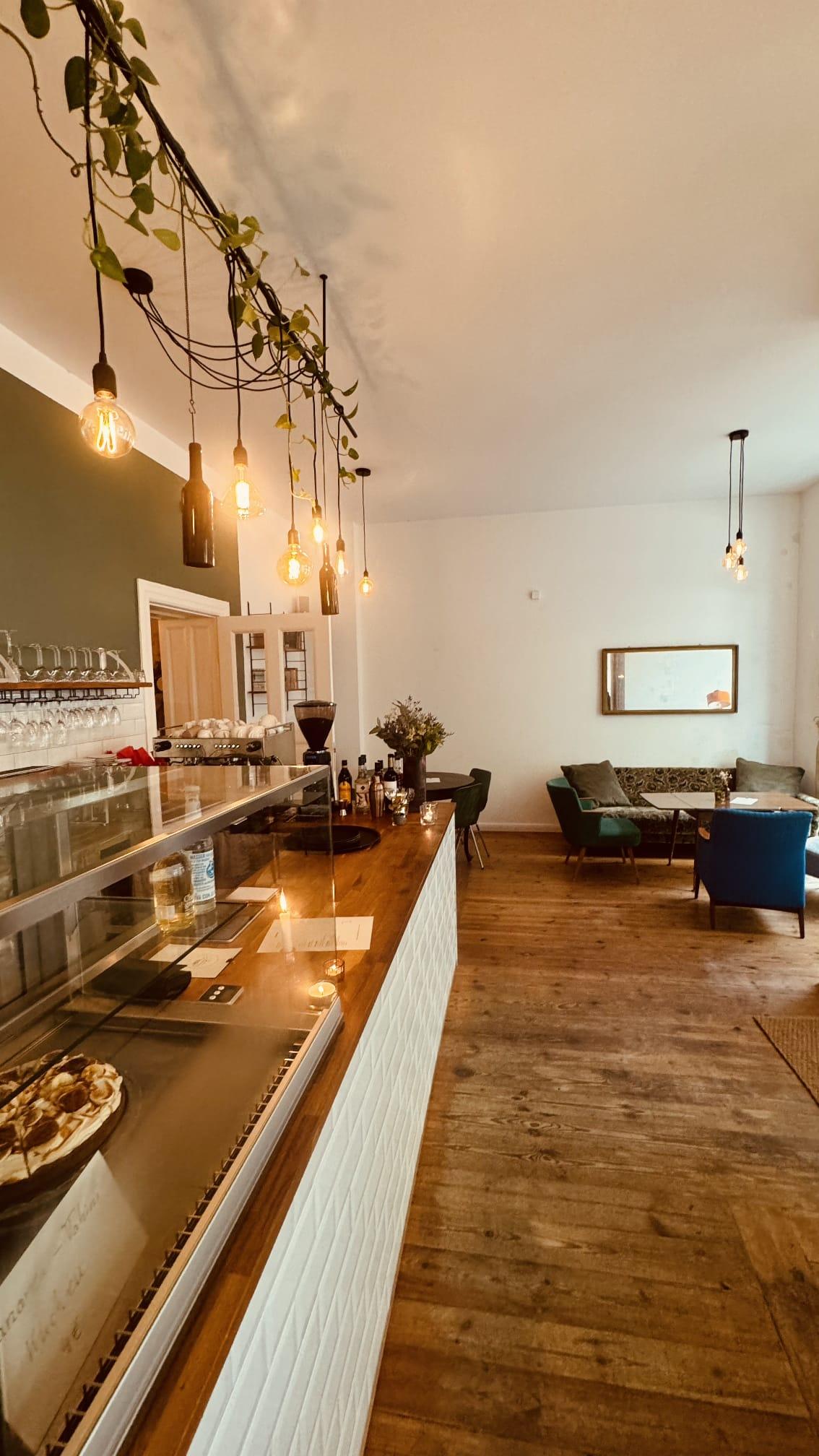 Blick in den Gastraum von Café Zeitouna