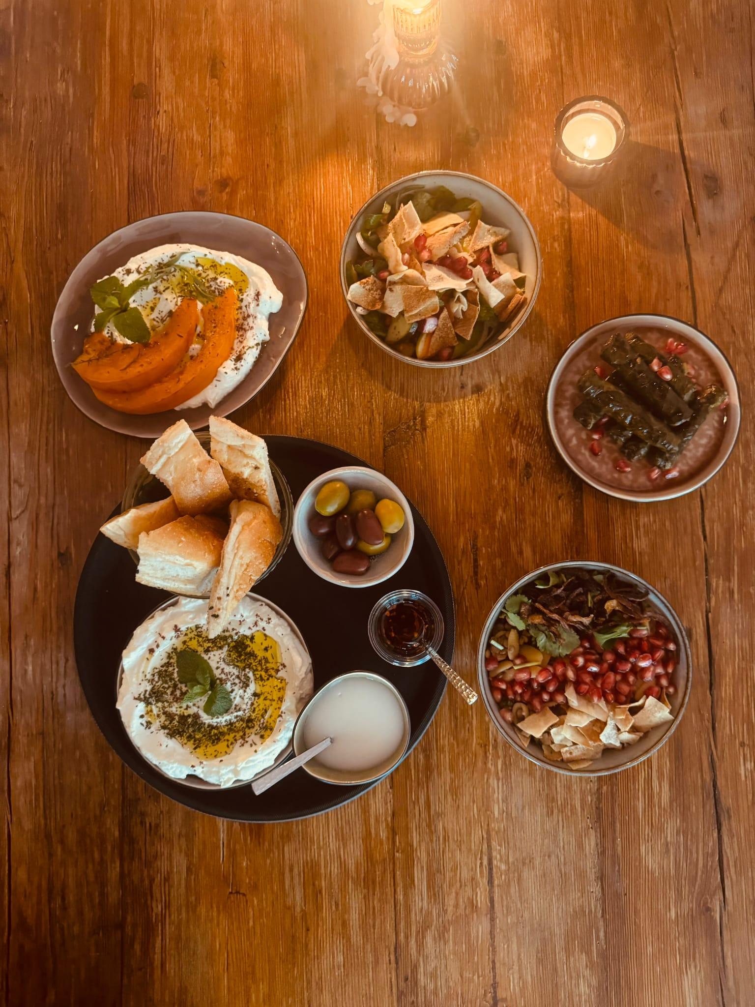 Levantinische Tapas und Mezze auf Holztisch